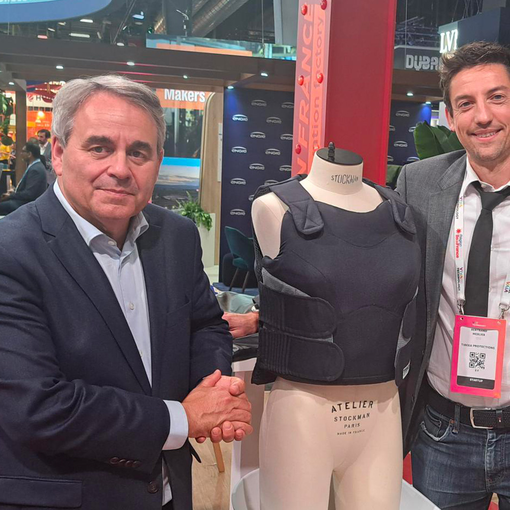 Xavier Bertrand devant le prototype de gilet pare-balles féminin par Tibeka Protections