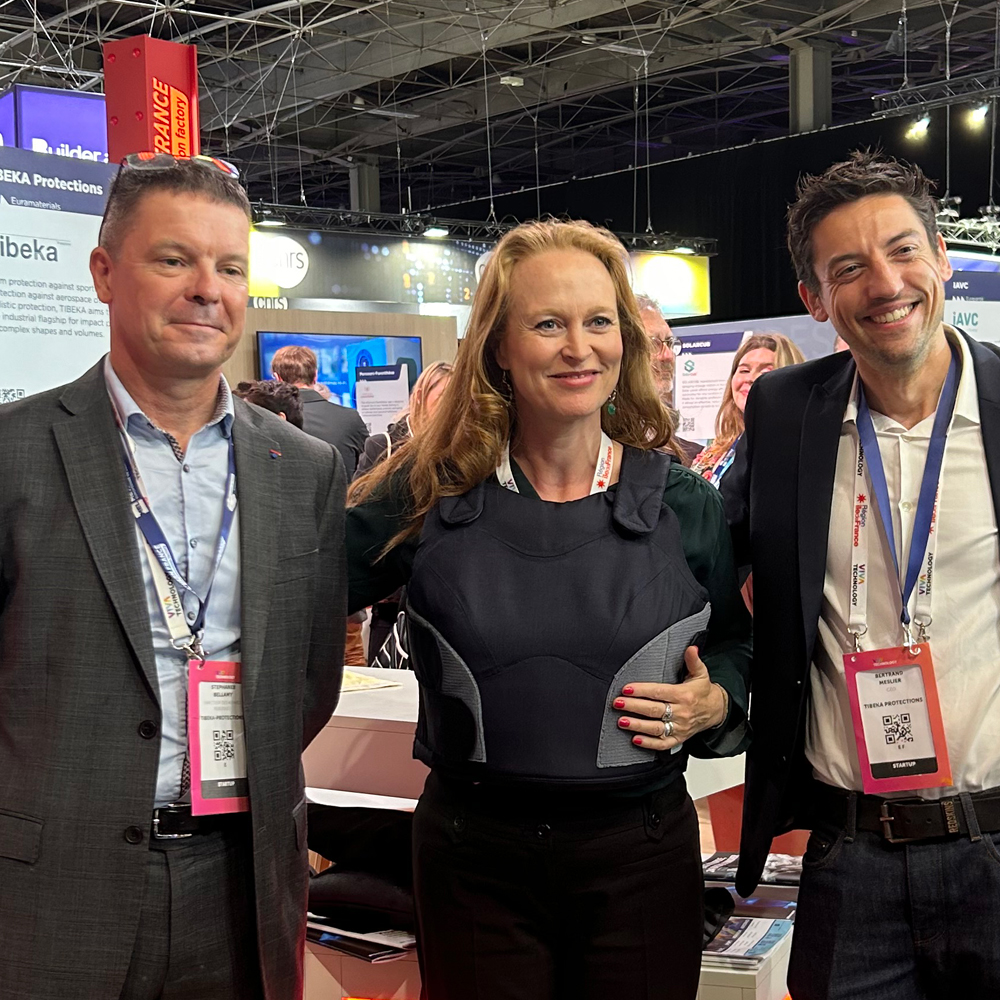 Violette Spillebout portant le prototype de gilet pare-balles féminin lors de Vivatech
